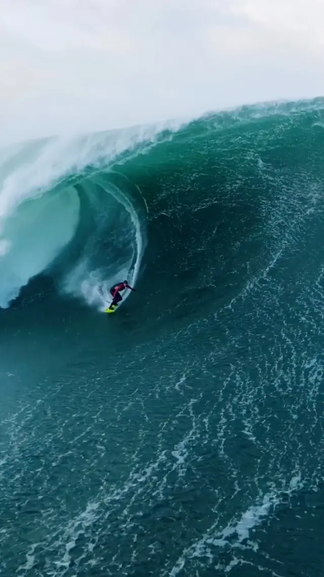 When it’s finally winterseason again and those massive swells travel to Europe 🥳
Time for some Bigwave Surfing in Mullaghmore, Ireland 

What a great chance to find camera angles with my drones, actually describing the size and energy of those waves properly. Biggest respect to all those surfers, paddling or towing into those cold monsters.
